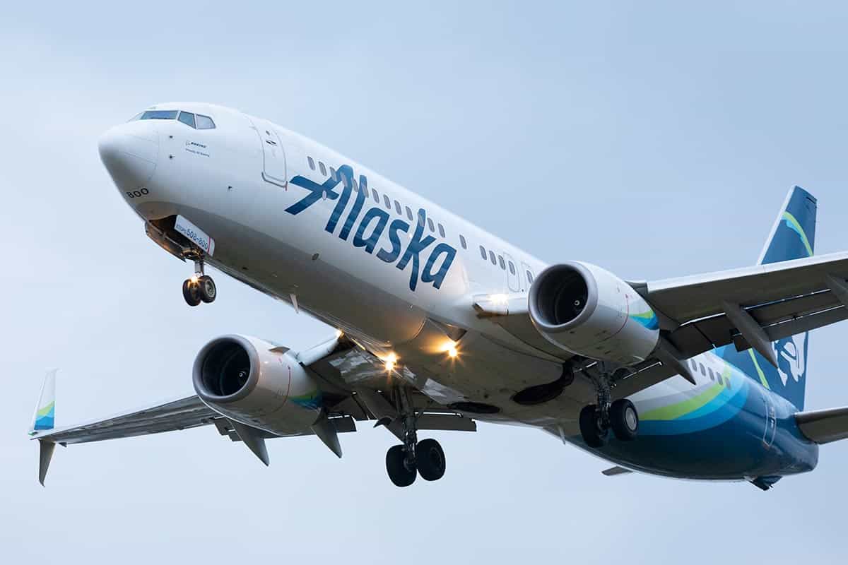 Alaska airlines boeing 737 landing