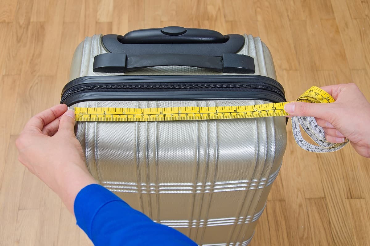 International - Hand luggage measurement using measuring tape.