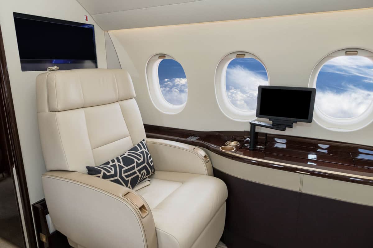 photo of a first class seat on aircraft, premium seat, wide space