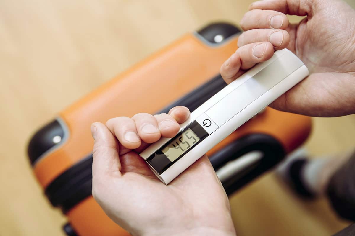 Conclusion - Man tourist using digital luggage scale