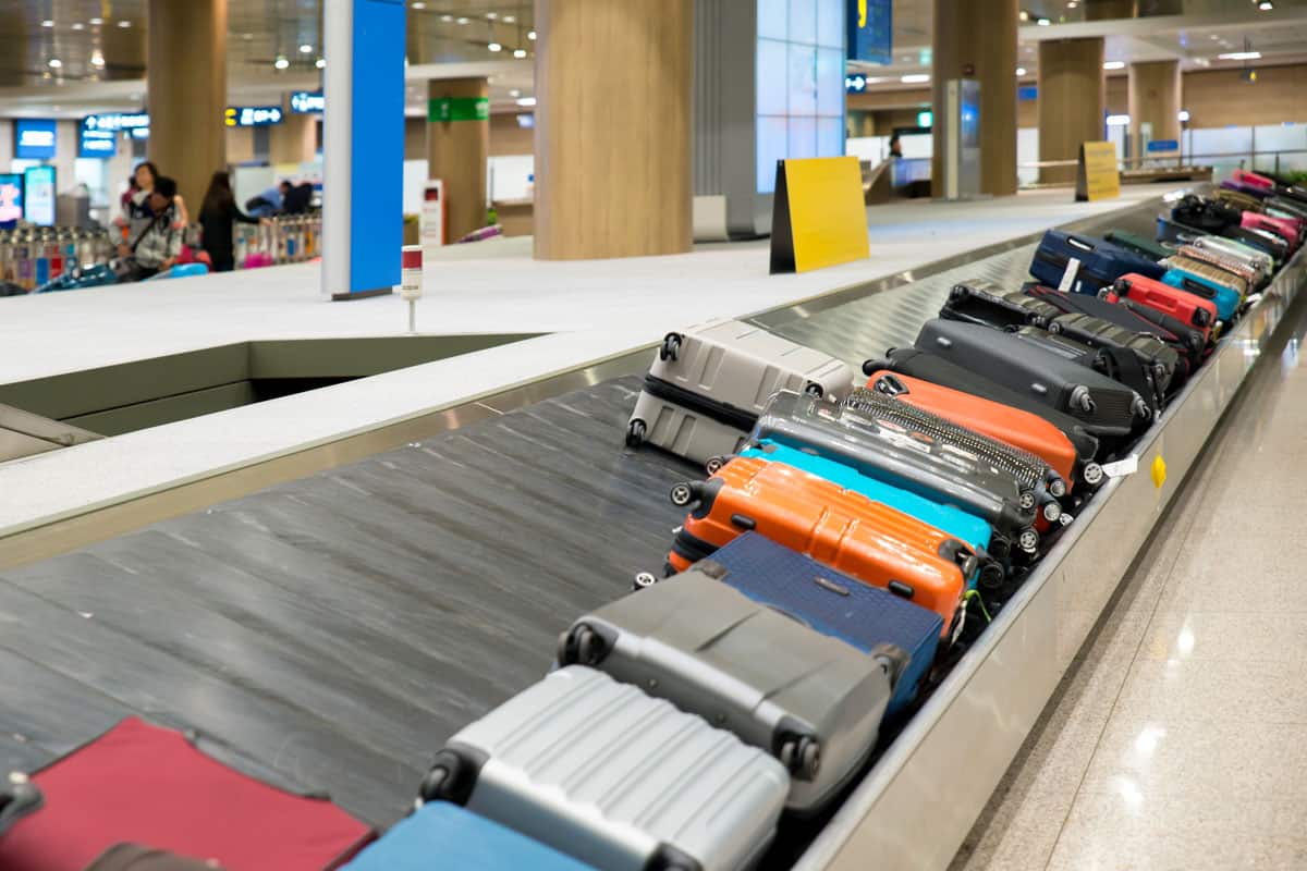 suitcase-luggage-conveyor-belt-airport